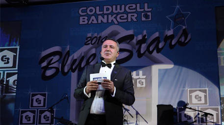 Coldwell Banker ödül gecesindeki sunucu 