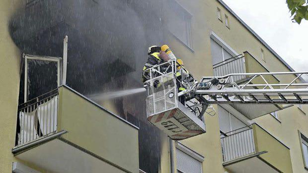 yangını evin camından söndürmeye çalışan itfaiyeciler