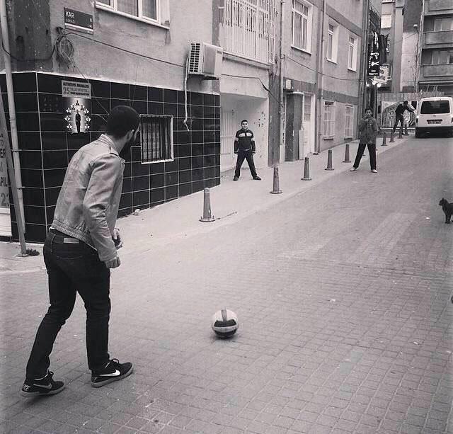 arda turan bayrampaşa sokaklarında top oynarken