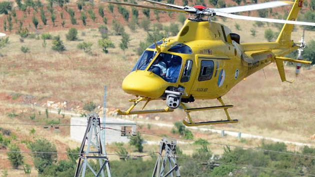 istanbul semalarında uçan sarı helikopter