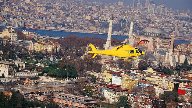 istanbul semalarında uçan sarı helikopter