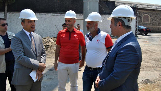 İzmir Valisi Mustafa Toprak işçilerle birlikte
