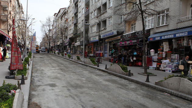 Bayrampaşa'nın en işlek caddelerinden Ali Fuat Başgil Caddesi 