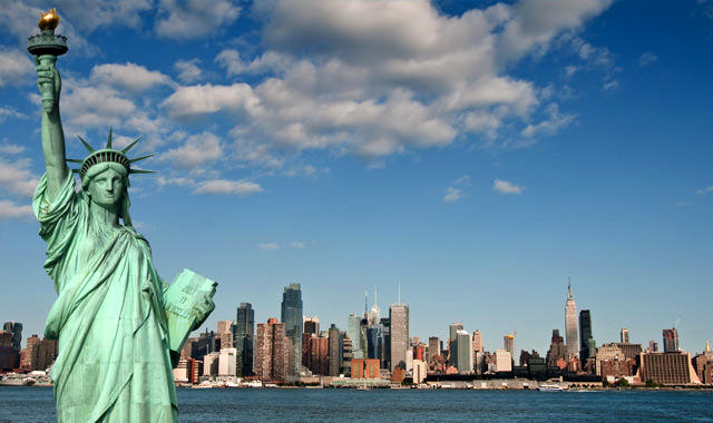 özgürlük heykeli arkasında amerika silüeti