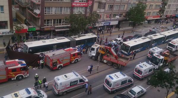 Ankara'da otobüs yolcu durağına çarptı!
