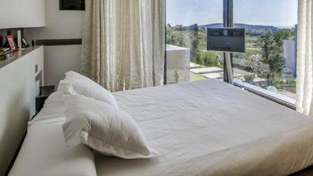 Arda Turan'ın Barcelona'daki beyaz örtülü yatak odası