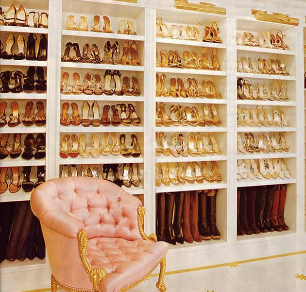 ayakkabılarla dolu giyinme odası