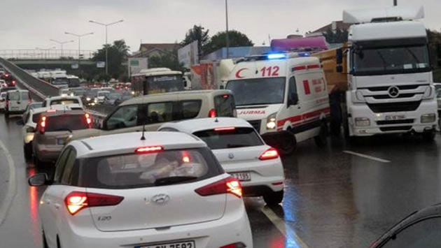 Beykoz'da sağanak yağış nedeniyle trafik kilitlendi