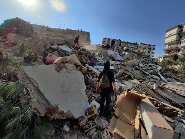 izmirde meydana gelen deprem sığacık yıkılan bina