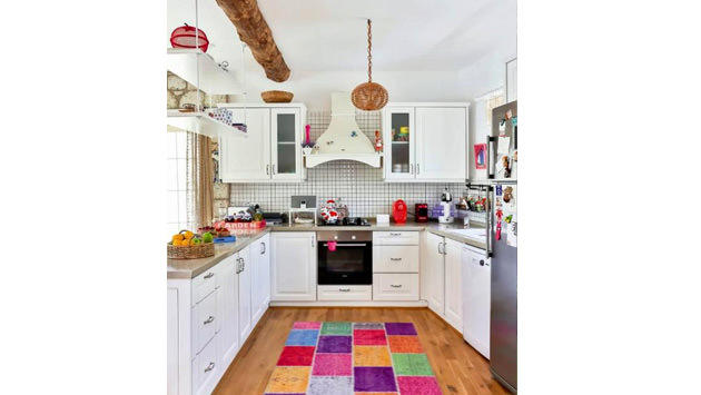 renkli mutfak halısı ve beyaz mutfak dolapları