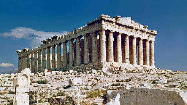 Antik Yunan mimarisinde onlarca kolonla ayakta duran tapınak