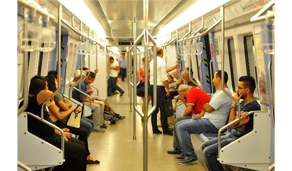metro içerisinde oturan insanlar