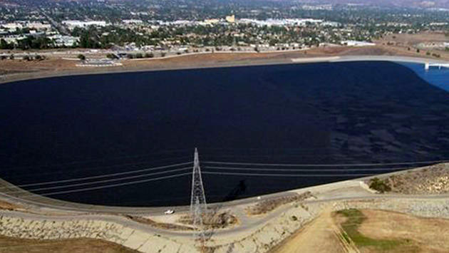 Los Angeles Sylmar Barajı’na 96 milyon plastik top bırakıldı