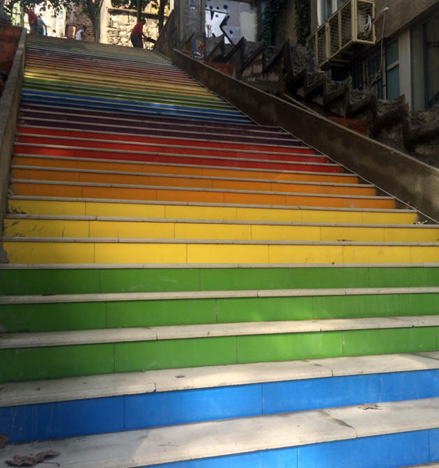 karaköydeki renkli merdivenler