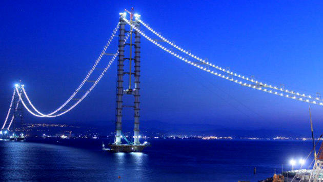 Körfez geçiş köprüsünde ışıklandırma