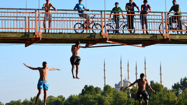 Adana'da köprüden atlayan insanlar