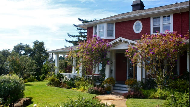 Bahçeli  müstakil vişne rengi ev