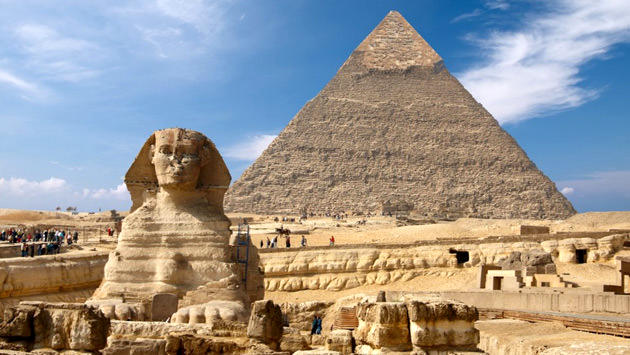 mısır piramitlerinden biri ve o dönemden kalma insan yüzünü temsil eden bir eser