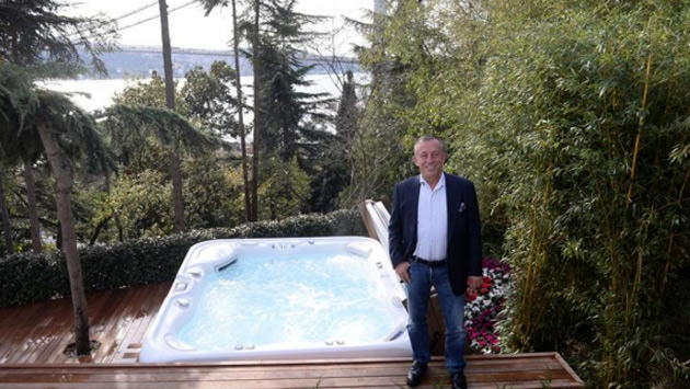 Ali Ağaoğlu Ortaköy'deki evinde bulunan havuzun başında poz veriyor