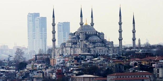 İstanbul siluetinde cami minareleri arasından görünen gökdelenler
