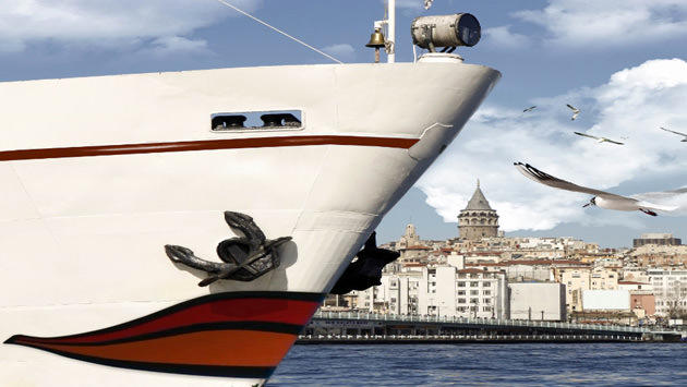 İstanbul Boğazı'nda beyaz bir gemi