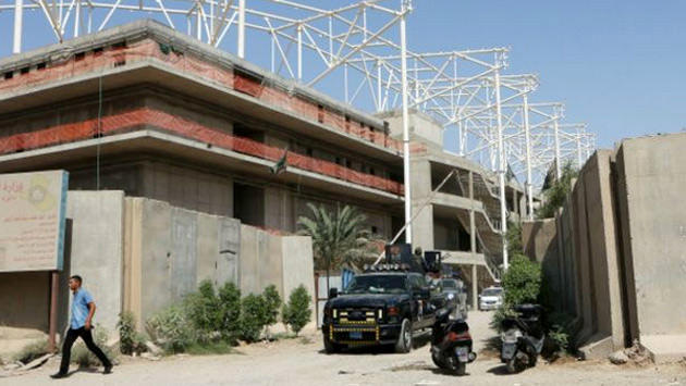 Bağdat'taki stadyum şantiyesinde çalışan işçiler