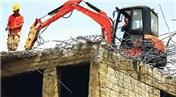 Van'da ağır hasarlı binaya vinç çıkarıldı!