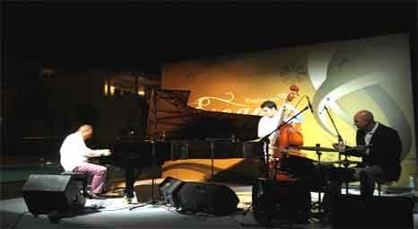 Escana Evleri yaza Kerem Görsev Trio ile girdi!