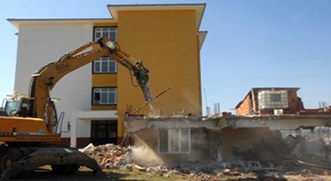 Okul bahçesindeki kaçak bina yıkıldı!