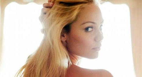 Laure Vandervoort Esquire için evinde poz verdi!