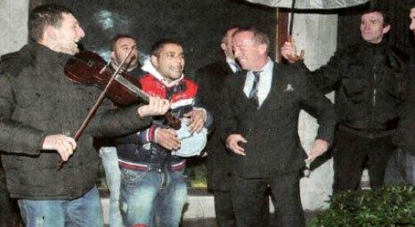 Ali Ağaoğlu Bebek’te eğlendikten sonra canını seyyar satıcılar sıktı!