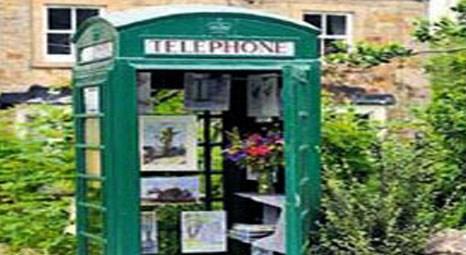 John Hay, İngiltere'de telefon kulübesini sanat galerisine çevirdi!
