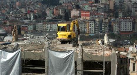 Adana Çukurova’da dozer 8 katılı binanın tepesine çıkarak yıkım yaptı!