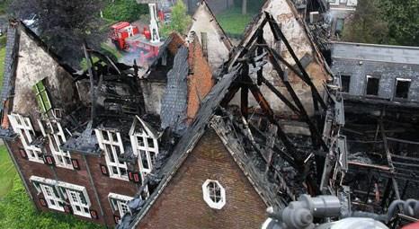 Hollanda Waalre Belediyesi'nin binasını yaktılar!