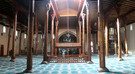 Eşrefoğlu Camii'nin ahşap ve çini uyumu turistlerin dikkatini çekiyor!