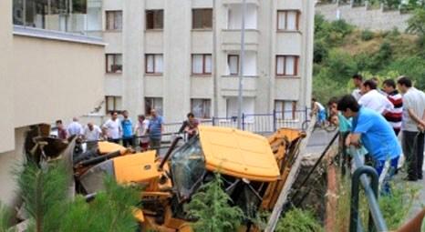 Trabzon'da kontrolden çıkan kepçe eve çarptı!
