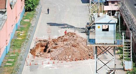 Diyarbakır E Tipi Cezaevi'nde duvar çökünce 7 metrelik tünel ortaya çıktı!