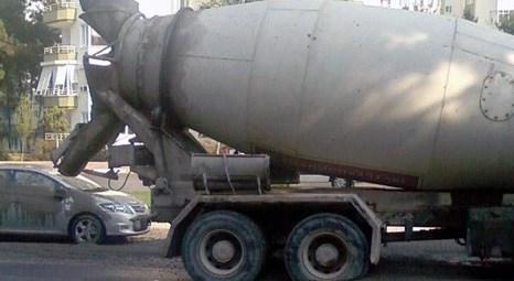 Antalya Konyaaltı’nda mikserdeki 10 ton çimento otomobilin üzerine döküldü!