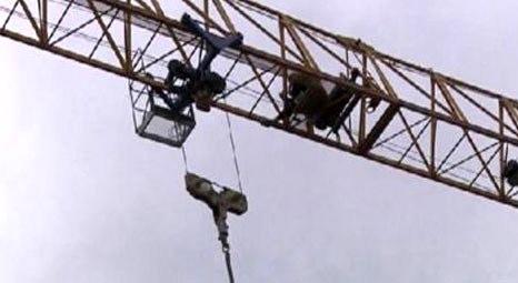 İstanbul Kağıthane’deki okul inşaatında parasını alamayan işçiler vince çıktı!
