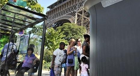 Paris’teki Eyfel Kulesi önünde metrelerce lavabo kuyruğu oluşuyor!