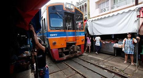 Tayland'daki Maeklong pazarının ortasından günde tam 8 kez tren geçiyor!