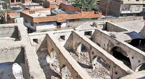 Diyarbakır’da kentsel dönüşüm için yıkılan fabrikanın altından 600 yıllık cami çıktı!