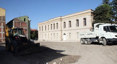 Bursa Büyükşehir Belediyesi, Tarihi Erkek Lisesi'ni çevresindeki binaları temizledi!
