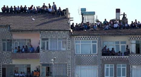 Niğde'de evlerin balkonları ve çatıları Beşiktaş'ı izlemek isteyenlerle doldu!