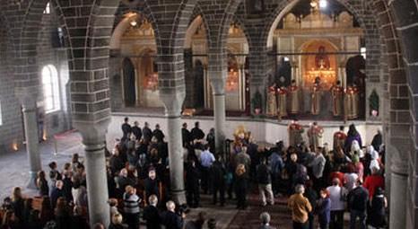 Restorasyonu tamamlanan Surp Gragos Ermeni Kilisesi'nde ilk ayin yapıldı!