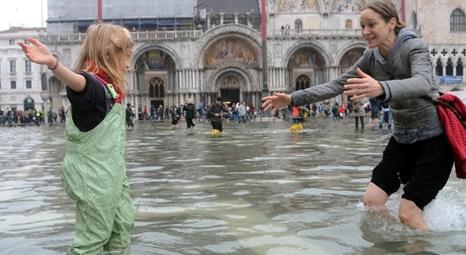 Venedik San Marco Meydanı’nda su seviyesi 149 santimetreye ulaştı!