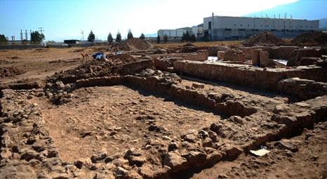 Ertuğrul Günay, İzmir’de ortaya çıkan arkeolojik yerleşim alanını inceledi!