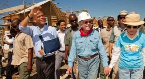ABD'nin 39. Başkanı Jimmy Carter, Haitili depremzedeler için ev inşa ediyor!
