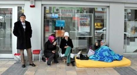 Kayseri TOKİ'de satılacak konutlar için 5 kişi, 12 gün önceden banka önünde pusuya yattı!