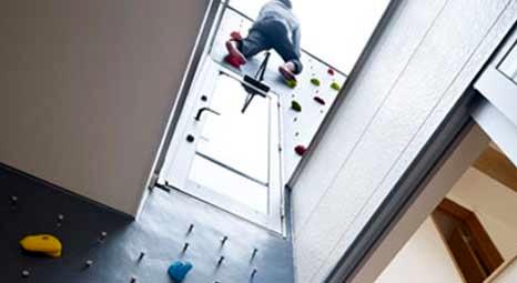 Tokyo'da inşa edilen üç katlı evde yaşayan aile tırmanma duvarı kullanıyor!